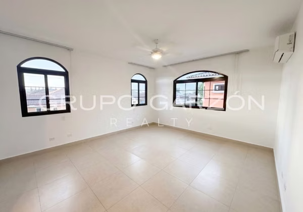 Casa Familiar en Venta en Costa Sur - 361 m² Cerca de Escuelas Internacionales