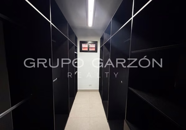 Casa Familiar en Venta en Costa Sur - 361 m² Cerca de Escuelas Internacionales