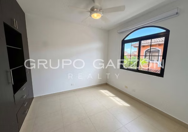 Casa Familiar en Venta en Costa Sur - 361 m² Cerca de Escuelas Internacionales