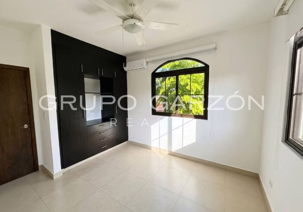 Casa Familiar en Venta en Costa Sur - 361 m² Cerca de Escuelas Internacionales