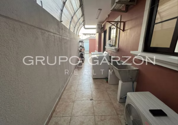 Casa Familiar en Venta en Costa Sur - 361 m² Cerca de Escuelas Internacionales