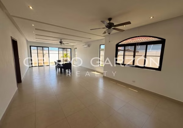 Casa Familiar en Venta en Costa Sur - 361 m² Cerca de Escuelas Internacionales