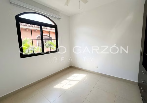Casa Familiar en Venta en Costa Sur - 361 m² Cerca de Escuelas Internacionales
