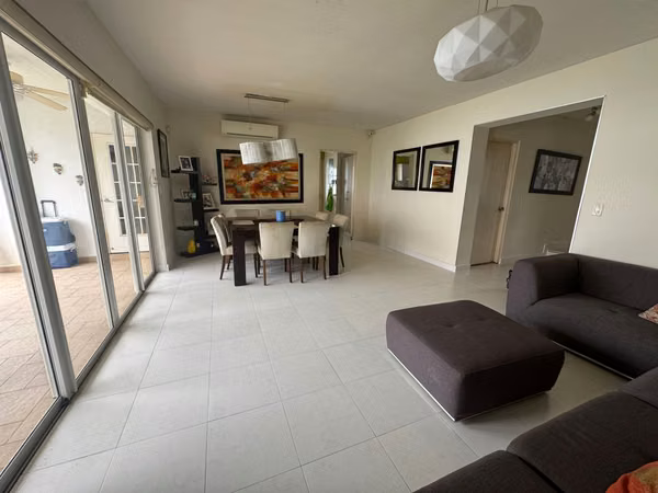 Se Vende casa de esquina en el Residencial Quintas de Versalles - Juan Díaz.