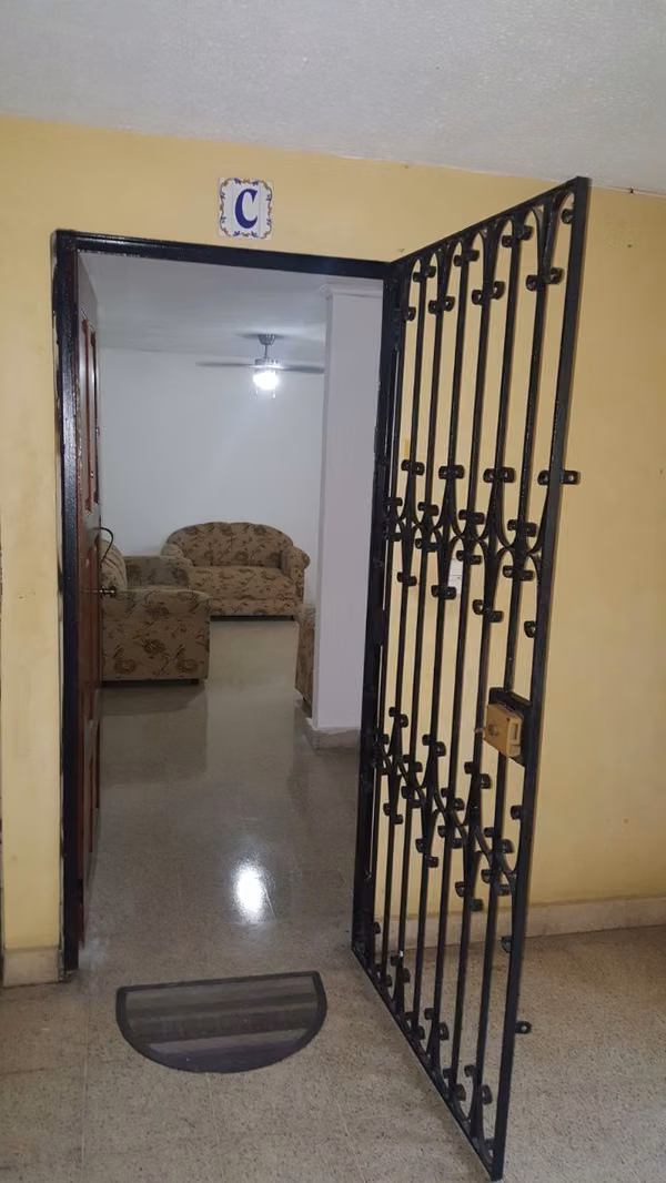Se Alquila apartamento de 4 recamaras en Via España