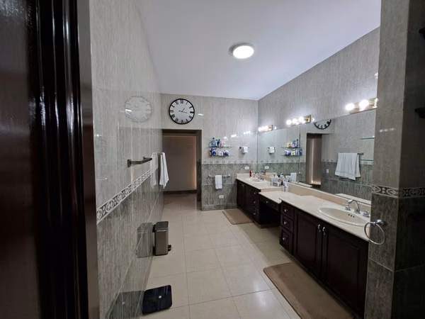 272200. Incredible house with 6 bedrooms, 6.5 bathrooms, swimming pool. 1,259m of land