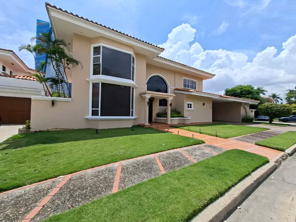 272200. Incredible house with 6 bedrooms, 6.5 bathrooms, swimming pool. 1,259m of land