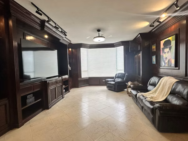 272200. Incredible house with 6 bedrooms, 6.5 bathrooms, swimming pool. 1,259m of land