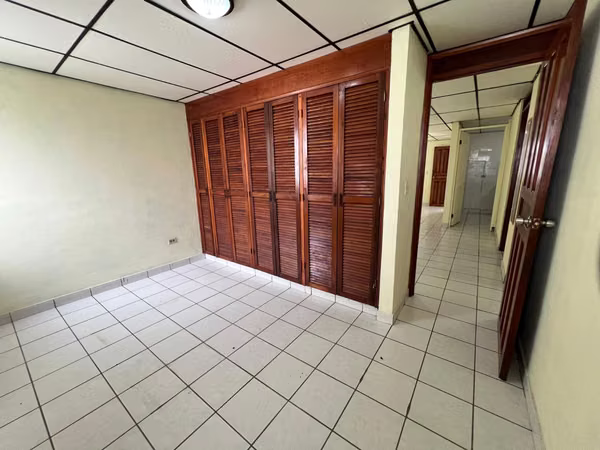 SALE OF HOUSE IN VACAMONTE NEAR THE SHOPPING CENTER WESTLAND MALL