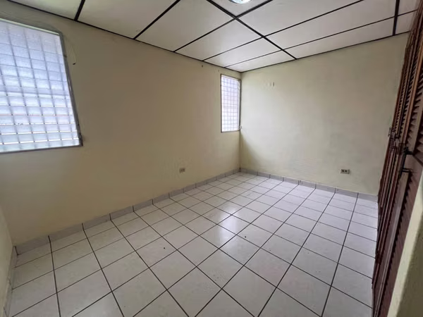 SALE OF HOUSE IN VACAMONTE NEAR THE SHOPPING CENTER WESTLAND MALL