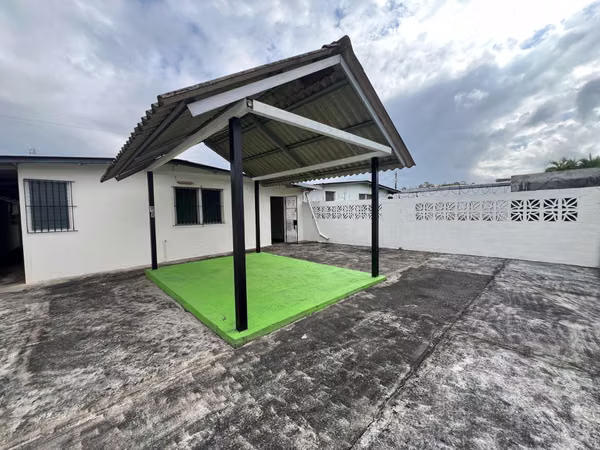 SALE OF HOUSE IN VACAMONTE NEAR THE SHOPPING CENTER WESTLAND MALL