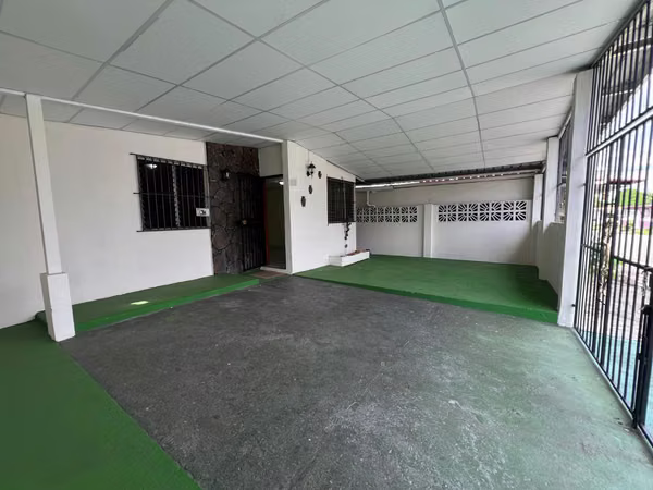 SALE OF HOUSE IN VACAMONTE NEAR THE SHOPPING CENTER WESTLAND MALL