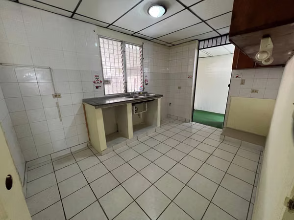 SALE OF HOUSE IN VACAMONTE NEAR THE SHOPPING CENTER WESTLAND MALL
