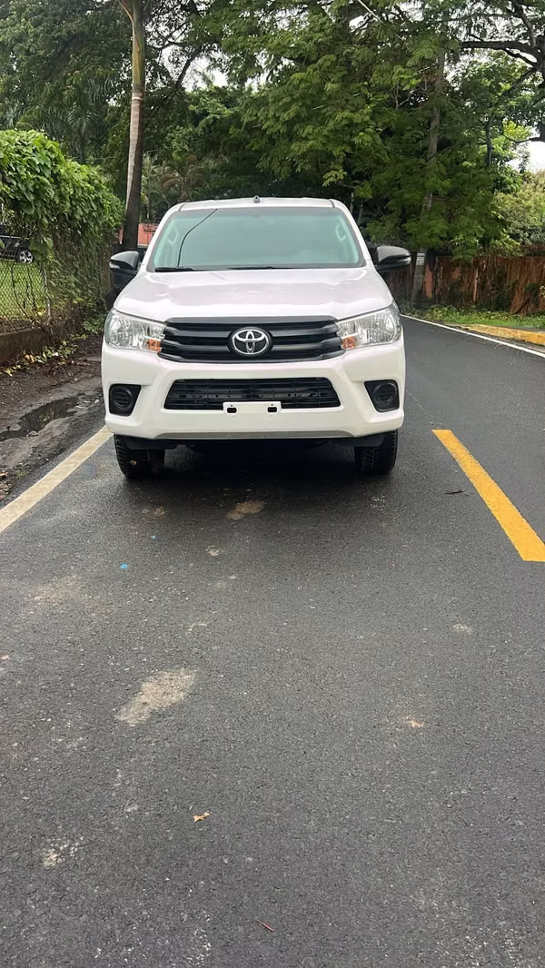 VENDO TOYOTA HI-LUX / 2024 / MANUAL / EN EXCELENTE CONDICIONES DE MECANICA Y PINTURA / NEGOCIABLE