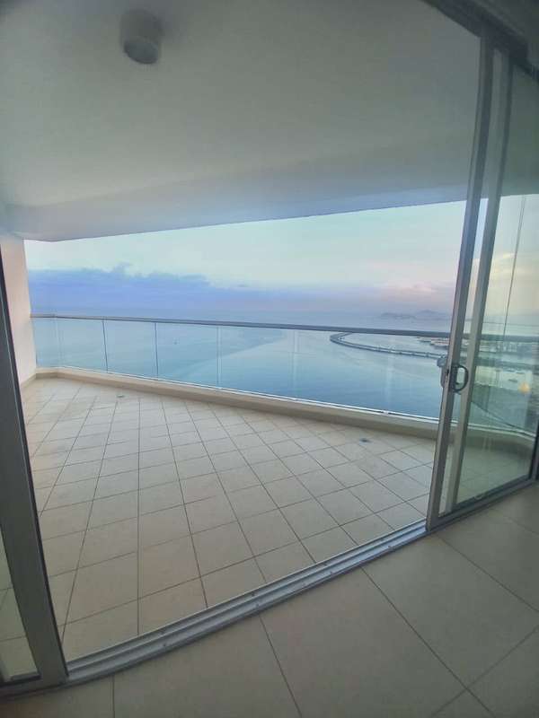 Nice semi-furnished apartment in Av Balboa