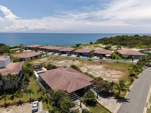 BEACH HOUSE - PRIVATE POOL - DECORATED BY DESIGNER -AIRBNB FRIENDLY -CASAMAR
