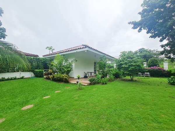 SPECTACULAR FAMILY HOUSE FOR SALE IN CORONADO - 3,000 M ²