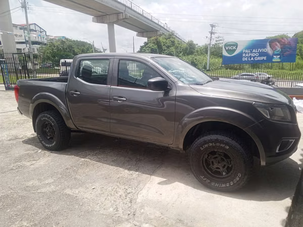 NISSAN NP300