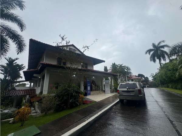 Venta de casa con area verde de 4 pisos | Ancon, Albrook