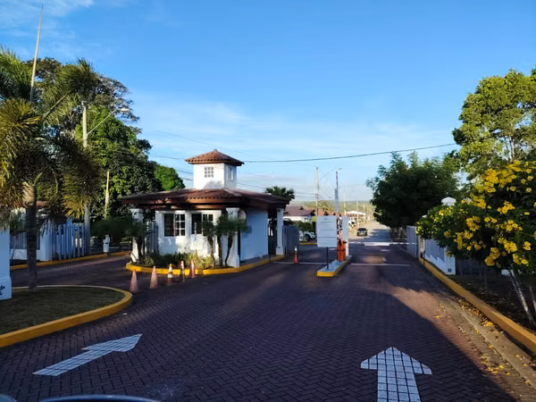 Alquiler de Casa en Arraijan Bosques del Prado Vacia Con seguridad y area social