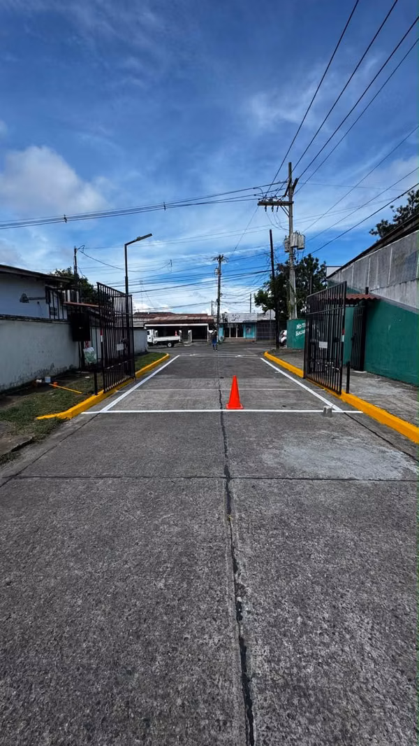 Beautiful newly remodeled house, spacious, comfortable and ready to occupy, located in Altos de Las