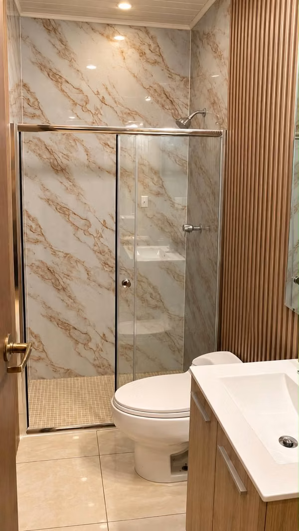Beautiful newly remodeled house, spacious, comfortable and ready to occupy, located in Altos de Las