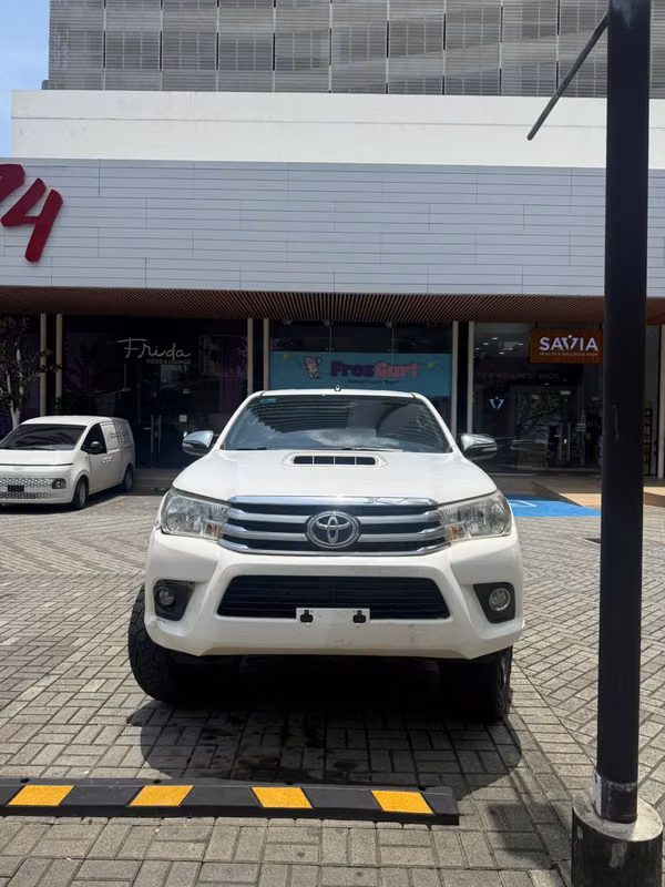 Toyota Hilux 2017- Good state- NEGOCIABLE