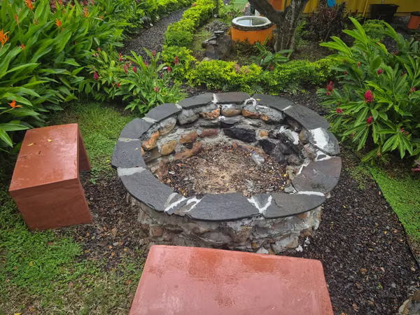 2 boutique cabins with pool, BBQ and tropical garden, close to beaches