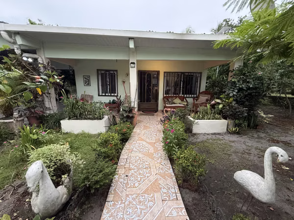 Large house with large land in La Pita, Alanje - 2 bedrooms, 2 bathrooms, garage and fenced yard