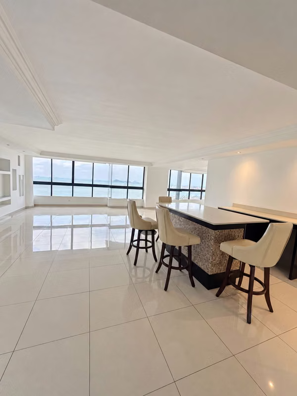 RENTACHE 124; AVENUE BALBOA, PANAMA