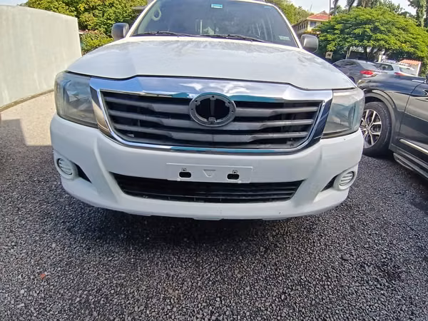 sell car toyota hilux 2015