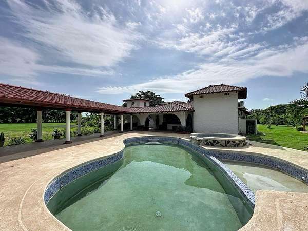 Country house rental with pool on the road to Playa Juan Hombrón