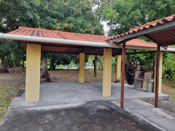 It is sold or rented central house in the Higo de San Carlos
