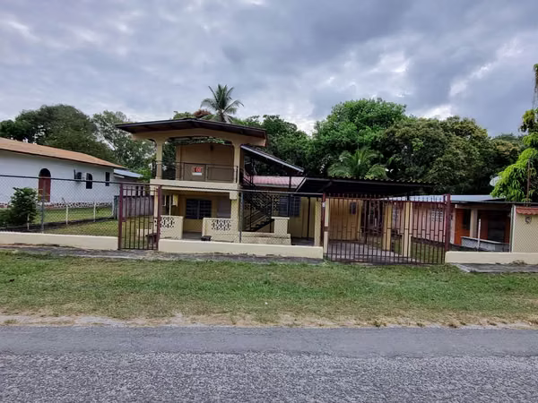 It is sold or rented central house in the Higo de San Carlos