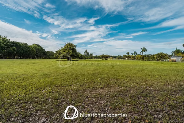 Good adventure - Lot in front of the Lake - 4,393 mts2 - 745,000