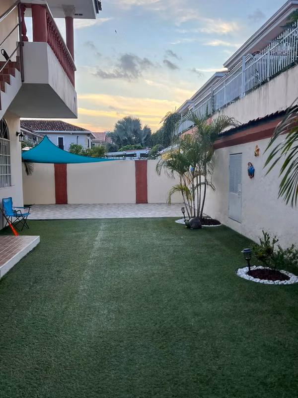 NC137 SE VENDE AMPLIA  Y ESPECTACULAR CASA EN ALTOS DE PANAMA