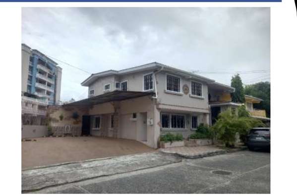 Redesigned house with strategic location - 124; Avenida Santa Elena - 124; $350,000