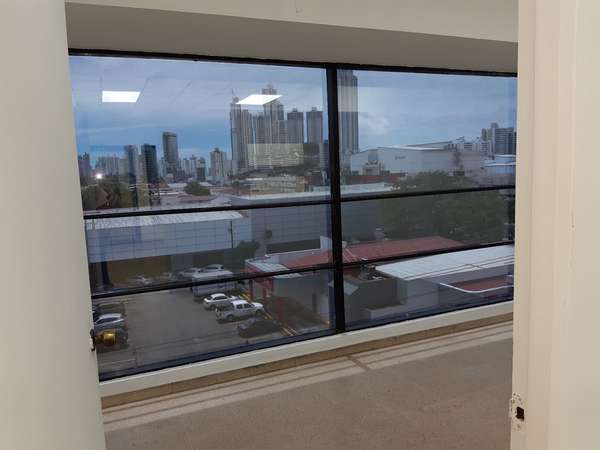 Alquilo oficina de 30 m² con vista panorámica, A/C, baño y estacionamiento. $400 todo incluido