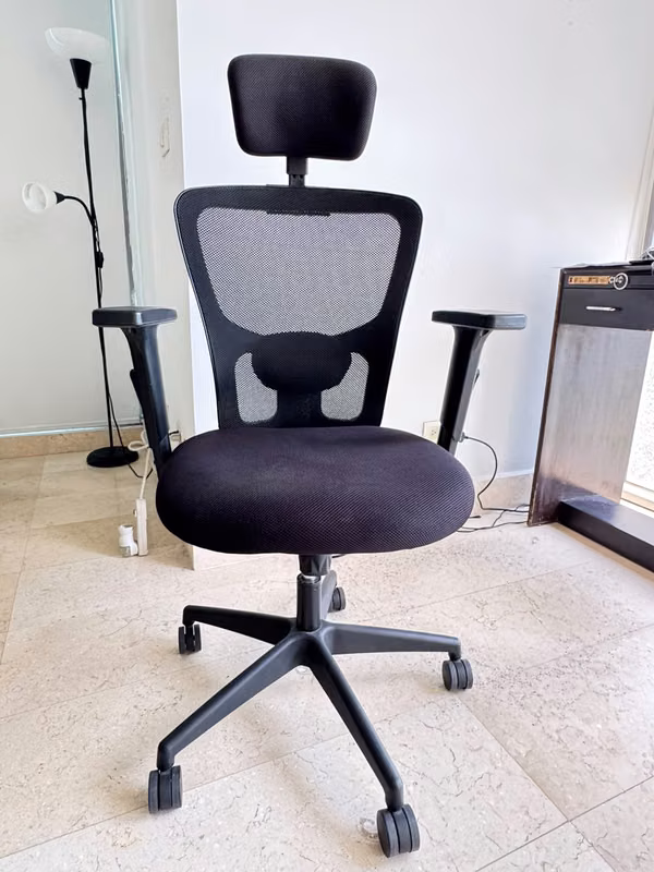 Office chair with manual 4-direction adjustment, adjustable height and wheels.
