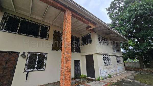 House for Sale With Spacious Land for Remodeling in Ancon 27 * 2787Mfk