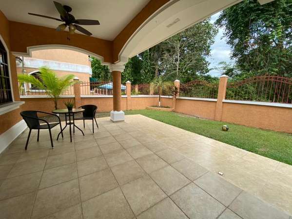 VENTA CASA CON AMPLIO PATIO EN CLAYTON