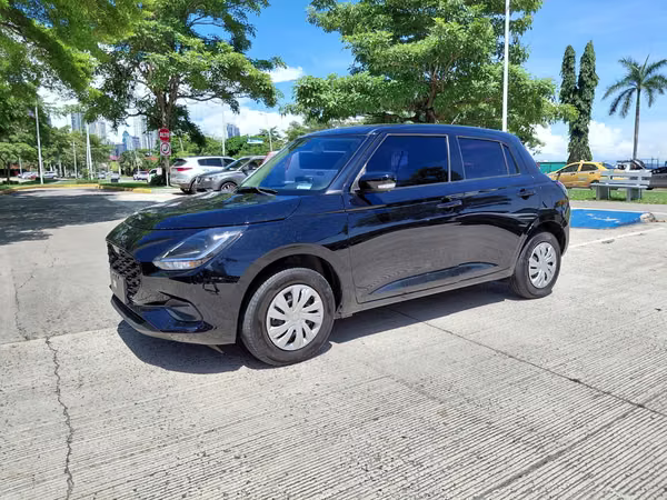 2025 Suzuki Swift - 1824 km - garantía de agencia hasta agosto 2028
