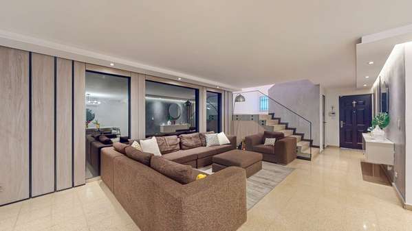 Venta de casa con acabados modernos y amplios espacios en Altos de las Lomas – Urbanización La Loma