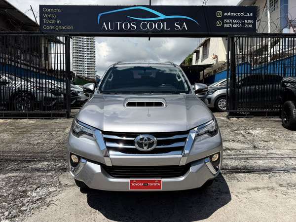 TOYOTA FORTUNER 2017 AUTOMATICA 4X4 TURBO 3.0 DIESEL UNICA DUEÑA SOLO 18mil km COMO NUEVA