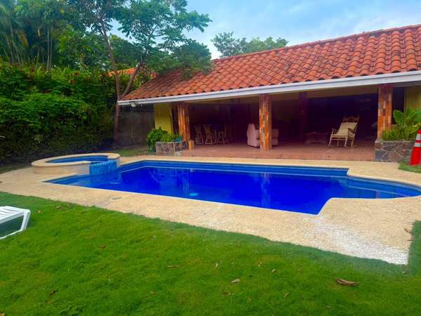 LINDA Y ESPACIOSA CASA DENTRO DEL CLUB ECUESTRE CORONADO