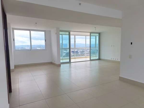 Apartamento en Costa del Este I con amplio balcon y excelente ubicación