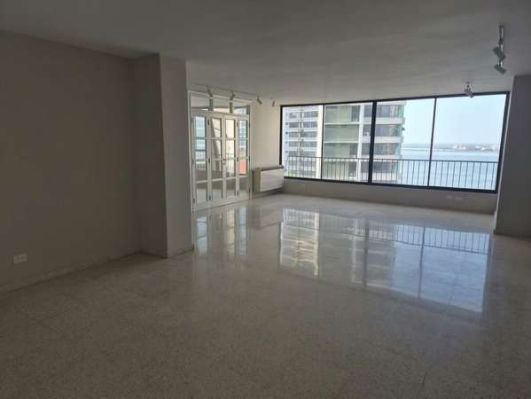 Venta Marbella 3 habitaciones, 3.5 baños, 2 estacionamientos, sin amoblar