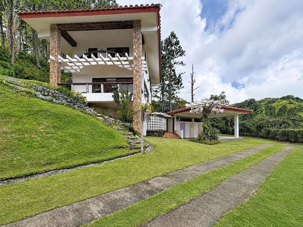 Casa en venta en Altos del María – Vista a la montaña | 3 niveles