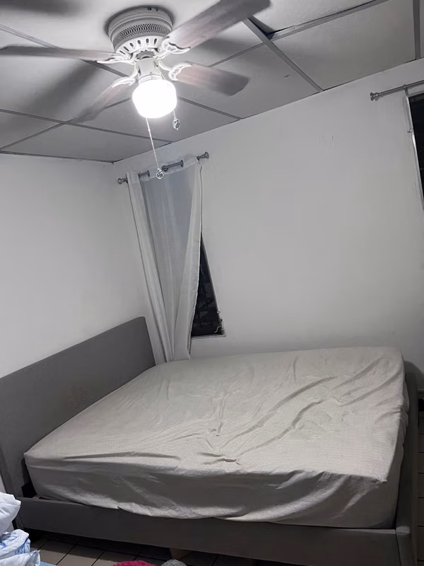 OFERTA: Cama Queen Tapizada Gris con Colchón incluido 
