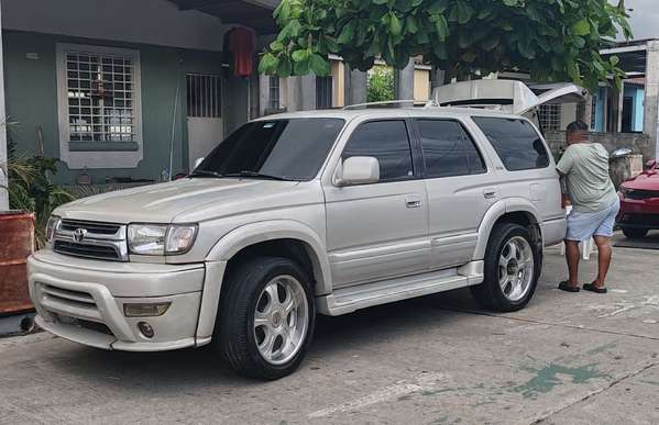 TOYOTA 4RUNNER (Negociable) 